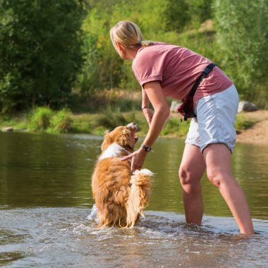Nehirde bir köpekle kadın çalış
