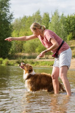 Nehirde bir köpekle kadın çalış