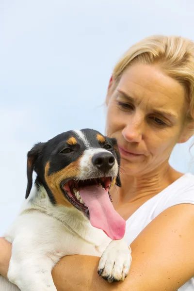 Portrait de chien avec femme — Photo