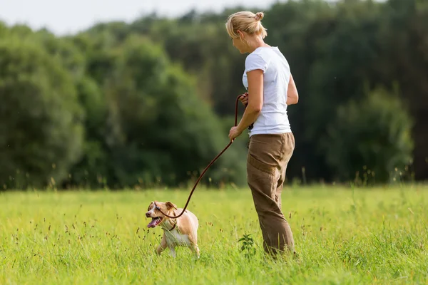 Femme avec un chien en laisse — Photo