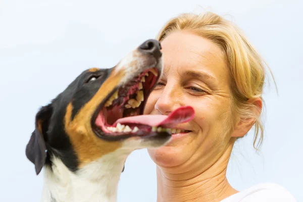 Portrait de chien avec femme — Photo