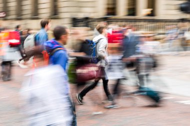 insan bir etkisi zoom ile geçerken kalabalığı