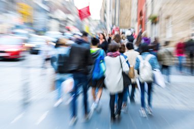 etkisi zoom ile şehirdeki insanlar kalabalık