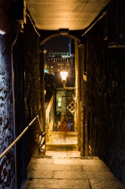 Edinburgh, İskoçya, küçük alleyway geceleri