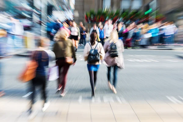 Multidão de pessoas cruzando uma rua com efeito de zoom — Fotografia de Stock