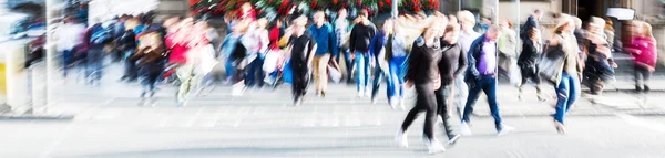 Crowd of people crossing a street with zoom effect — Stock Photo, Image