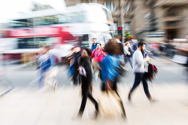 Multitud de personas cruzando una calle con efecto zoom —  Fotos de Stock