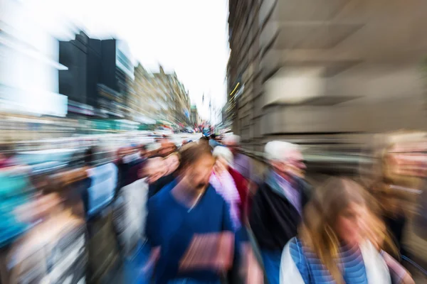 Multitud de personas en la ciudad con efecto zoom — Foto de Stock