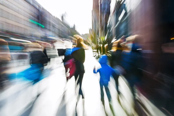 Joukko ihmisiä kaupungin kanssa zoom vaikutus — kuvapankkivalokuva