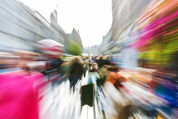 Skara människor i staden med zoomeffekt — Stockfoto