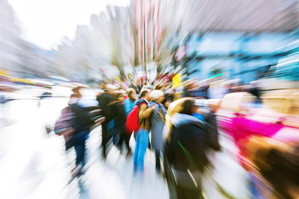 Crowd of people in the city with zoom effect — Stock Photo, Image