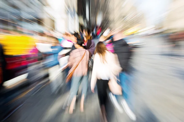 Crowd of people in the city with zoom effect — Stock Photo, Image