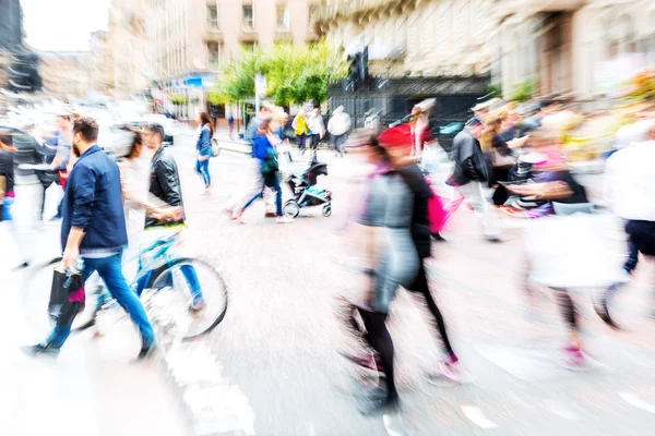 Multitud de personas cruzando una calle con efecto zoom — Foto de Stock