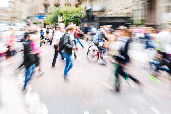 人群的人横穿马路与变焦效果 — 图库照片