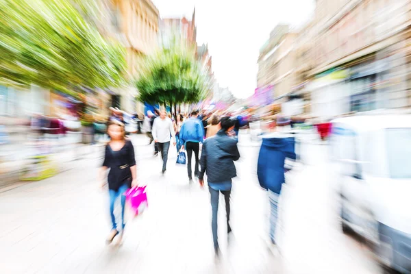 人群的人横穿马路与变焦效果 — 图库照片