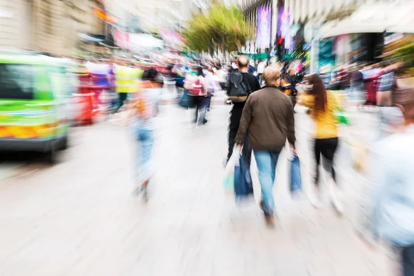 Multidão de pessoas cruzando uma rua com efeito de zoom — Fotografia de Stock