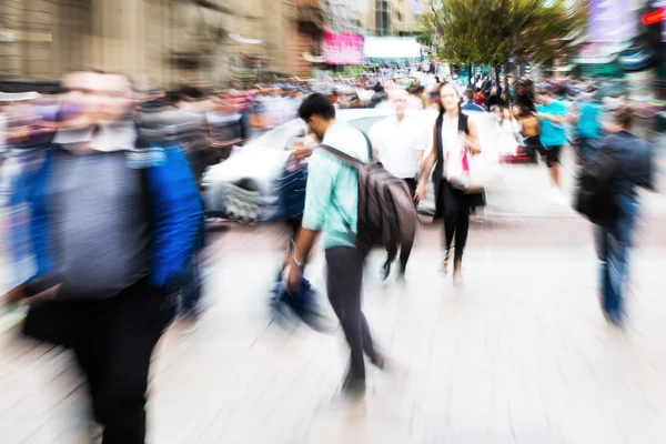 Mulțimea de oameni care traversează o stradă cu efect de zoom — Fotografie, imagine de stoc