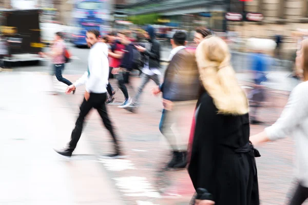 Folla di persone che attraversano una strada con effetto zoom — Foto Stock