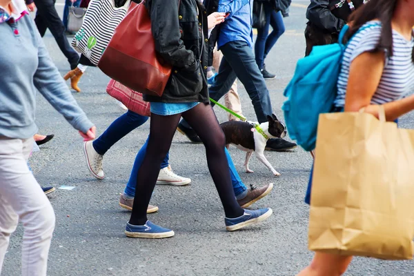 Crowd of people crossing a street — Stock Photo, Image