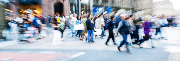 Multitud de personas cruzando una calle con efecto zoom — Foto de Stock