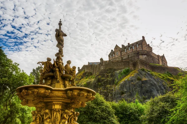 Fontana di Ross e Castello di Edimburgo — Foto Stock