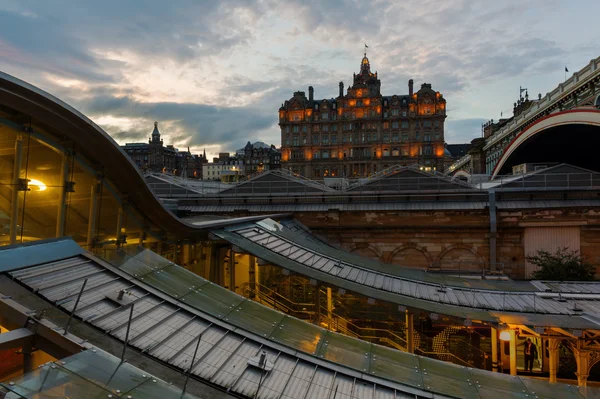 Hotel Balmoral viewed over Waverly Station in Edinburgh — Stock Photo, Image
