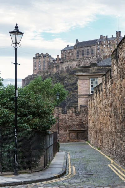 Estrada em Edimburgo com vista para o Castelo de Edimburgo — Fotografia de Stock