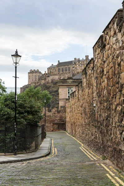 Estrada em Edimburgo com vista para o Castelo de Edimburgo — Fotografia de Stock