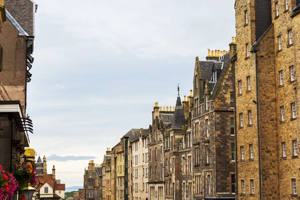 Здания вдоль Королевской Мили в Эдинбурге, Шотландия — стоковое фото