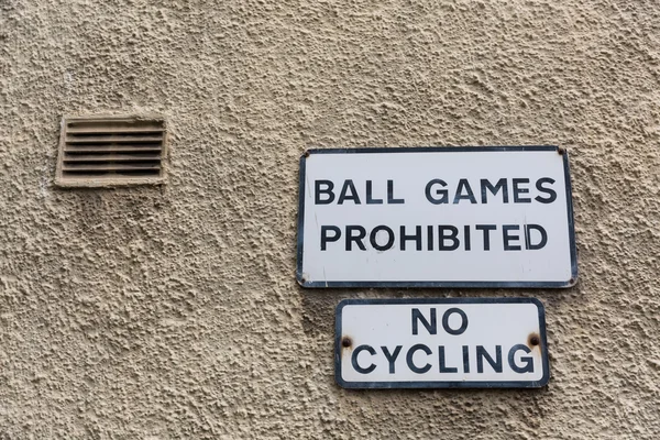 집 벽에 금지 표시 — 스톡 사진