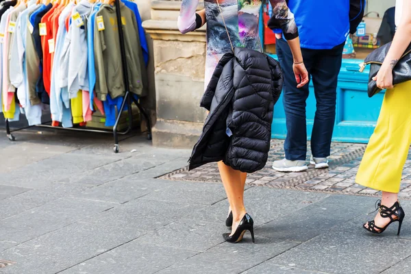 Mujer de compras en la ciudad — Foto de Stock