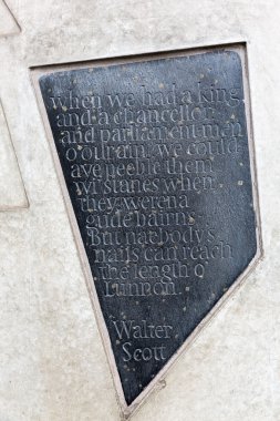 yazıt Canongate duvara bir teklifin İskoç Parlamentosu. Karmaşık Bina Modern Sanat stratejisinin bir parçasıdır
