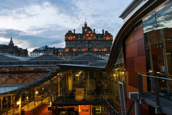 Stazione Waverly con Hotel Balmoral a Edimburgo — Foto Stock