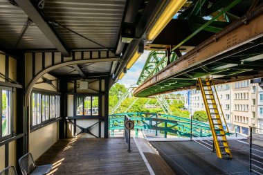 Wuppertal, Almanya 'daki Schwebebahn istasyonunun manzarası