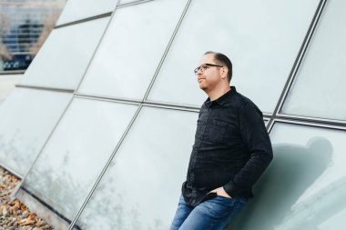 Bir vizyon arayan genç bir iş adamının portresi.