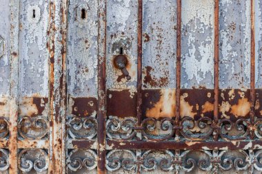 Paslanmış eski bir metal kapının arka plan dokusu