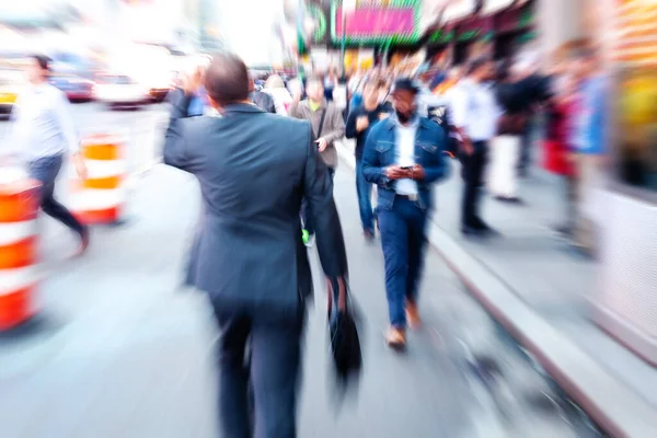 Kép Fényképezőgéppel Készített Zoom Hatása Egy Üzletember Tömegben Times Square — Stock Fotó