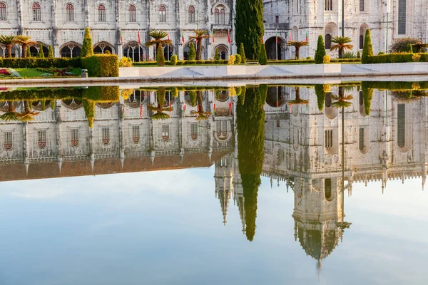 Monastero Jeronimos Lisbona Portogallo Riflette Nell Acqua Uno Stagno Fontana — Foto Stock