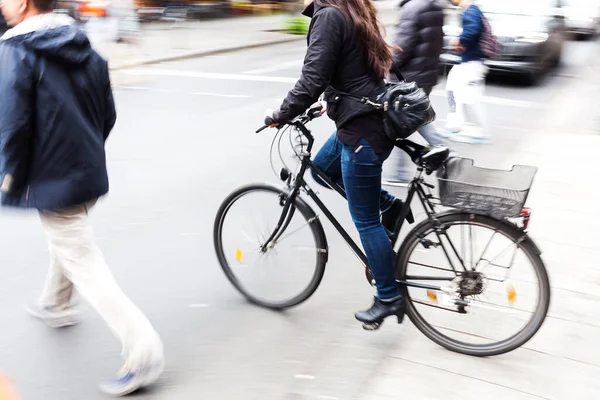 Imagem Com Câmera Feita Efeito Borrão Movimento Ciclista Que Atravessa — Fotografia de Stock