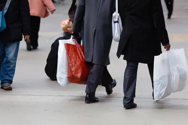 Hombres Con Bolsas Compras Caminando Por Ciudad —  Fotos de Stock