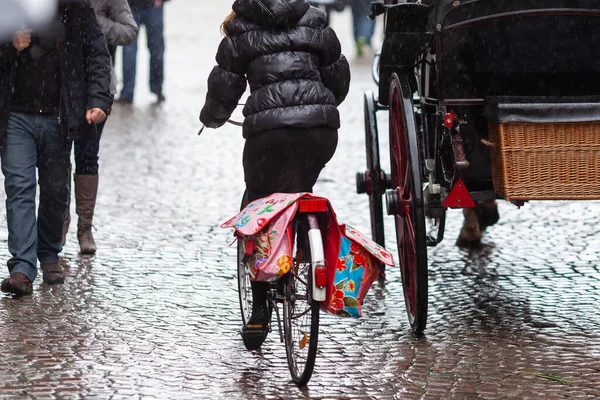 Rowerzysta Konny Powóz Europejskim Starym Mieście Deszczowy Dzień — Zdjęcie stockowe