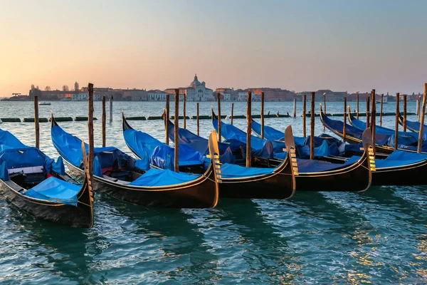 Venedik Talya Gün Doğumunda Bir Gondol Iskelesi Manzarası — Stok fotoğraf