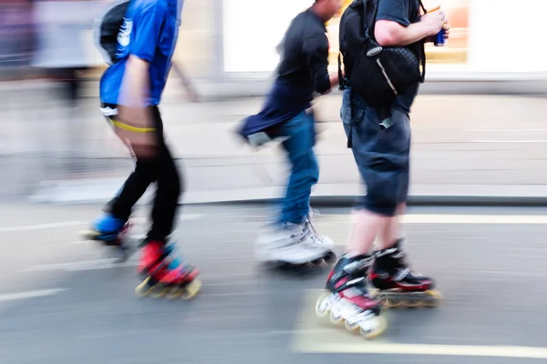 Bild Mit Kamera Machte Bewegungseffekt Von Jungen Menschen Inlineskaten Auf — Stockfoto