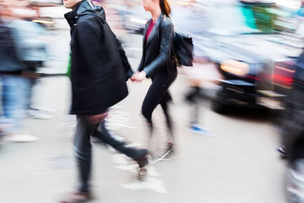 Imagen Con Cámara Hecha Efecto Desenfoque Movimiento Una Pareja Cruzando —  Fotos de Stock