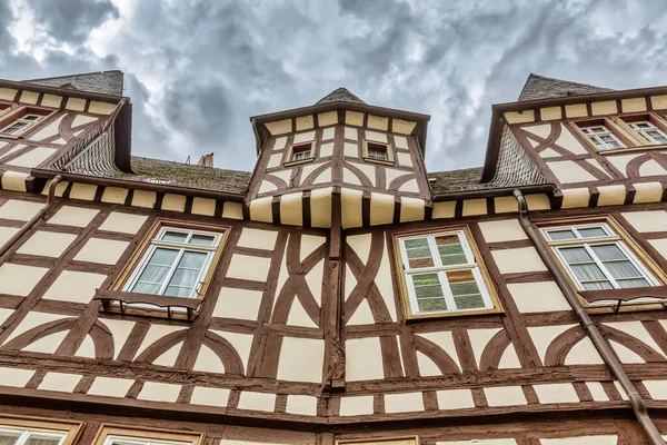 Photo Une Vieille Maison Colombages Avec Ciel Couvert Sombre — Photo