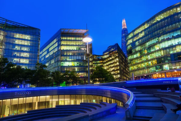 Moderne gebäude in der nacht in london, england — Stockfoto