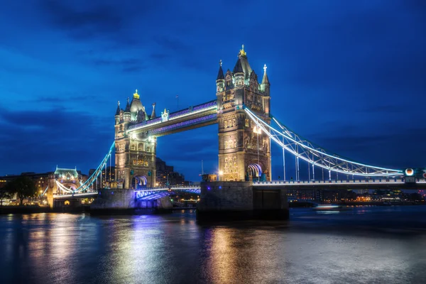 Tower bridge v Londýně v noci — Stock fotografie