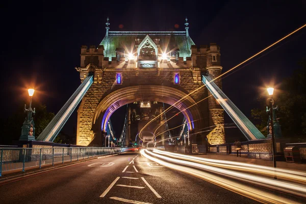 Στην tower bridge στο Λονδίνο τη νύχτα — Φωτογραφία Αρχείου