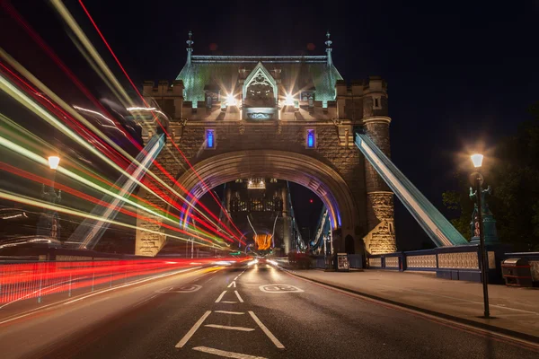 Sul Tower Bridge di Londra di notte — Foto Stock