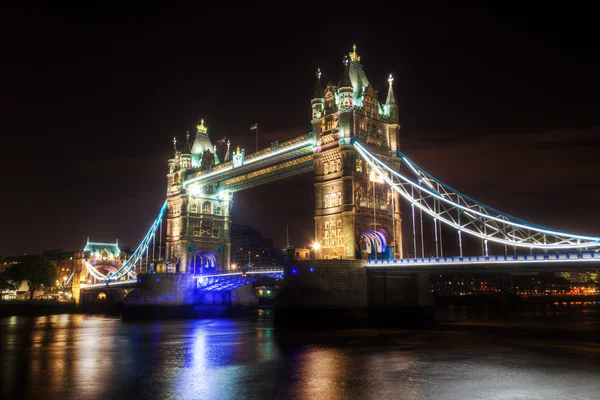 Puente de la torre en Londres por la noche — Foto de Stock